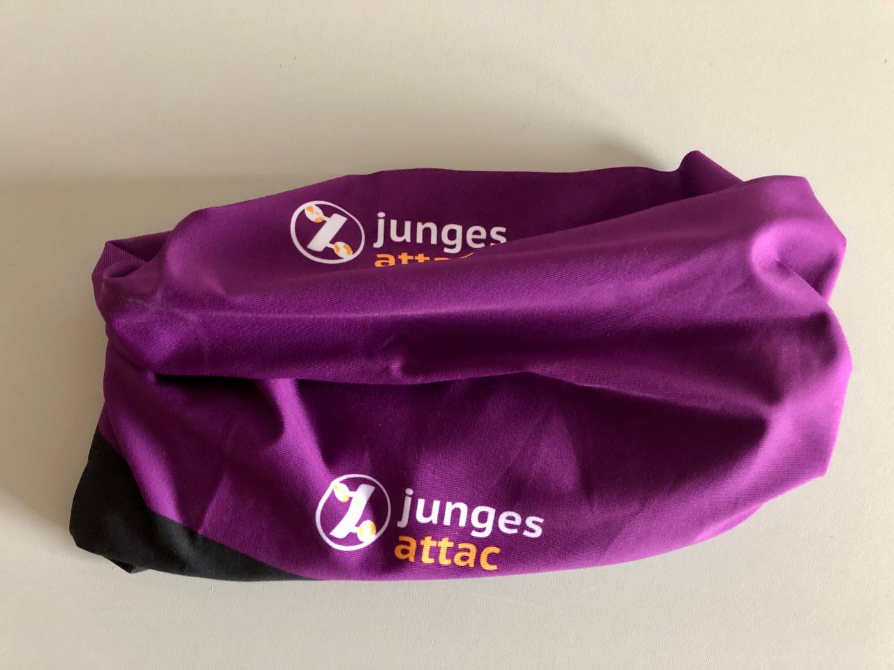 2024_2-Schlauchi-Junges-Attac-1 Multifunktionstuch, Schlauchtuch "Junges Attac" – lila/schwarz
