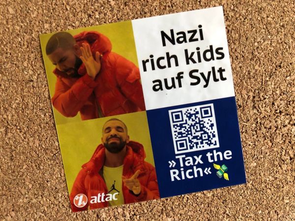 Aufkleber "tax the rich / gegen Nazis"